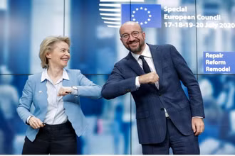 Chủ tịch Ủy ban châu Âu Ursula von der Leyen (bên trái) và Chủ tịch Hội đồng châu Âu Charles Michel "bắt tay kiểu Covid-19" khi kết thúc họp báo tại Brussels. (Ảnh: Reuters)