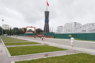 Phù điêu “Đại tướng Võ Nguyên Giáp với đồng bào các dân tộc tỉnh Thái Nguyên” đang được xây dựng.