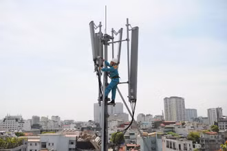 Kỹ sư của Viettel lên phương án lắp đặt thiết bị mới cho trạm thu phát sóng.