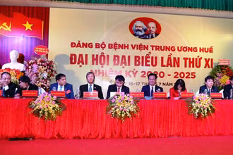Đoàn Chủ tịch điều hành tại Đại hội đại biểu Đảng bộ Bệnh viện T.Ư Huế khóa XI.
