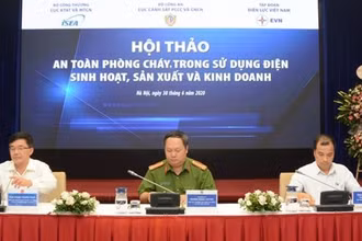 Các đại biểu chủ trì Hội thảo.