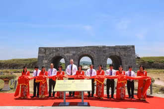 Đại sứ Daniel Kritenbrink và đại diện tỉnh Thanh Hóa cắt băng khánh thành dự án.