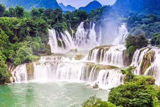 Thác Bản Giốc nằm trong Công viên địa chất Non nước Cao Bằng là một trong bốn dòng thác xuyên quốc gia lớn nhất thế giới (Ảnh: TRAVEL LOVER) 