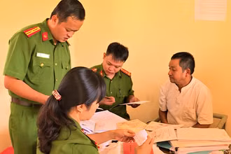 Cơ quan Công an kiểm tra các giấy tờ liên quan đến vụ án.