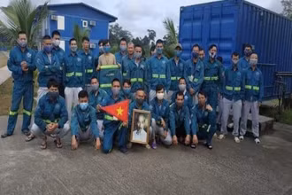 Công nhân Việt Nam ở Guinea Xích đạo chụp ảnh gửi về quê nhà qua mạng xã hội. (Ảnh: Báo Pháp luật TP Hồ Chí Minh)
