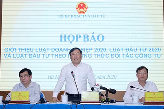 Thứ trưởng KHĐT Vũ Đại Thắng (đứng) chủ trì Họp báo.