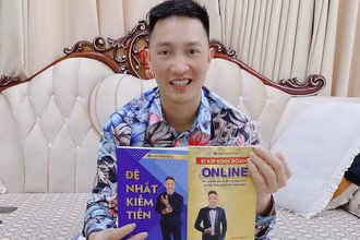 Bùi Xuân Huấn quảng cáo hai cuốn sách chui.