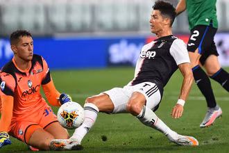Với cú đúp vào lưới Atalanta, Cristiano Ronaldo hiện đã có 28 pha lập công cho Juventus ở mùa giải Serie A 2019/2020. (Ảnh: Reuters)