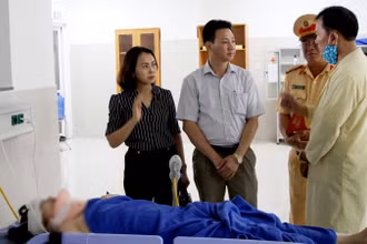 Đại diện Ban ATGT Quảng Bình thăm hỏi người bị thương tại bệnh viện.
