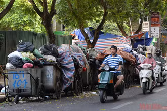 Hình ảnh các xe rác chất đầy, cao hơn đầu người nối hàng dài dần trở nên quen thuộc tại nhiều khu vực có mật độ dân cư cao.