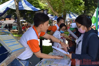 Người dân thành phố tìm hiểu các tour du lịch khuyến mãi tại ngày hội.
