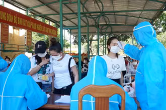 Đo nhiệt độ trước khi vào khu cách ly.