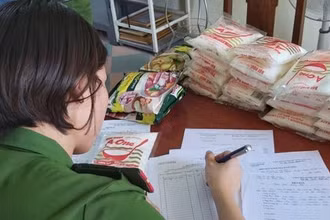 Số hàng bột nêm, mì chính giả được phát hiện sáng nay, 14-7.