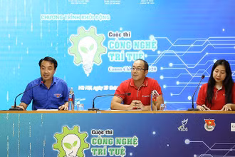 Các thành viên Ban Tổ chức cung cấp thông tin đến các thí sinh tại chương trình phát động cuộc thi.