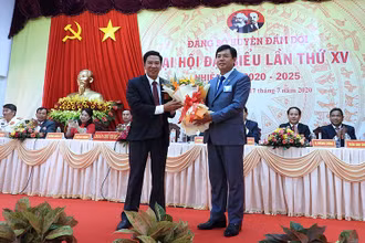 Bí thư Huyện ủy Đầm Dơi (bìa trái) tái đắc cử nhiệm kỳ mới.