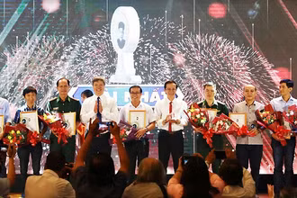 Phó Chủ tịch UBND tỉnh Hồ Quang Bửu và Phó Trưởng Ban Tuyên giáo Tỉnh ủy Nguyễn Hữu Sáng trao Giải nhất cho các tác giả.