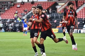  Các cầu thủ Bournemouth mừng trận đại thắng Leicester 4-1.
