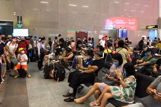 Sân bay Đà Nẵng đông nghịt người tối 27-7.