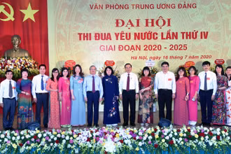 Đồng chí Trần Quốc Vượng, Ủy viên Bộ Chính trị, Thường trực Ban Bí thư; Nguyễn Văn Nên, Bí thư T.Ư Đảng, Chánh Văn phòng T.Ư Đảng; Đặng Thị Ngọc Thịnh, Ủy viên T.Ư Đảng, Phó Chủ tịch nước với các đại biểu dự Đại hội.