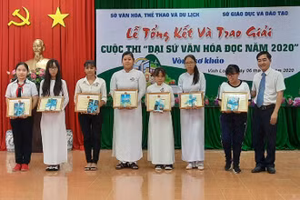 Ban Tổ chức trao thưởng cho các em đạt giải ở mạng mục Chia sẻ cảm tưởng hay nhất. (Ảnh: BÁ DŨNG) 
