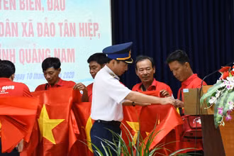 Đại tá Lê Huy Sinh, Chính ủy Bộ Tư lệnh Vùng Cảnh sát biển 2 trao tặng cờ Tổ quốc cho ngư dân xã đảo Tân Hiệp, TP Hội An.