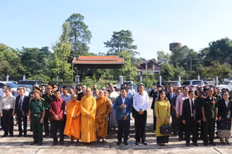 Đại diện các cơ quan Việt Nam bên cạnh Đại sứ quán, cộng đồng kiều bào, doanh nghiệp, tăng ni phật tử và người dân Lào tham dự buổi lễ ngày 26-7.