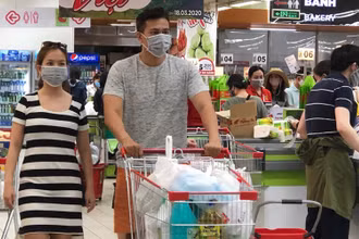 Người dân đeo khẩu trang khi đi mua sắm tại siêu thị vào tháng 3-2020. (Ảnh: T. Xuân)