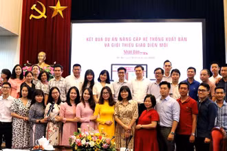 Tập thể các cán bộ, phóng viên Nhân Dân điện tử trong buổi lễ báo cáo kết quả Dự án nâng cấp hệ thống xuất bản và giới thiệu giao diện mới ngày 21-6.