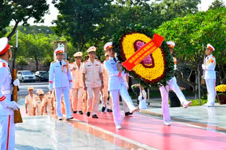Vòng hoa của đoàn mang dòng chữ "Đời đời nhớ ơn các Anh hùng liệt sĩ ".