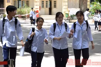 Các thí sinh sau buổi thi môn Toán tại điểm thi Trường THPT Việt Đức (quận Hoàn Kiếm).