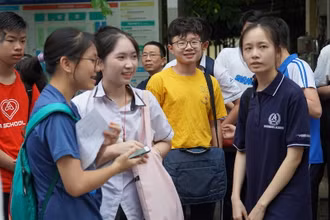 Thí sinh dự thi vào trường chuyên hôm 12-7 (Ảnh: THUỲ DƯƠNG)