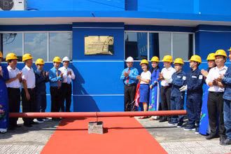 Các đại biểu gắn biển “Tăng cường công suất Máy biến áp 110kV thứ 3, Trạm biến áp 220/110kV Bình Tân’’.