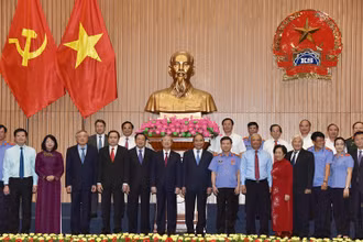 Thủ tướng Nguyễn Xuân Phúc, Phó Chủ tịch nước Đặng Thị Ngọc Thịnh và các đại biểu tham dự buổi lễ.
