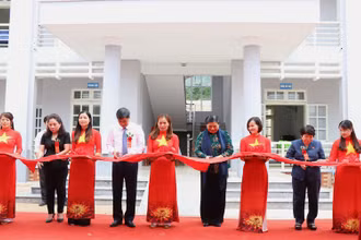 Đồng chí Tòng Thị Phóng cắt băng khánh thành công trình Trạm y tế xã Xuân Nha.