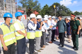 Thủ tướng Lào Thongloun Sisoulith thăm hỏi, động viên từng cán bộ, chiến sĩ Binh đoàn 11, chiều 23-7.