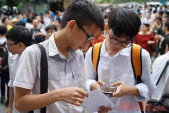 Thí sinh dự thi vào lớp 10 Trường THPT chuyên Khoa học Tự nhiên, buổi thi sáng 12-7 (Ảnh: THUỲ DƯƠNG)