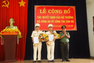 Đồng chí Đại tá, Giám đốc Công an tỉnh Gia Lai trao quyết định của Bộ Công an cho hai tân Phó Giám đốc.