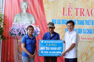 PGS.TS Nguyễn Văn Hương – Bí thư Đảng ủy, Giám đốc Bệnh viện Hữu nghị Đa khoa Nghệ An trao tặng nhà Đại đoàn kết cho ông Lo Xuân Thành. 