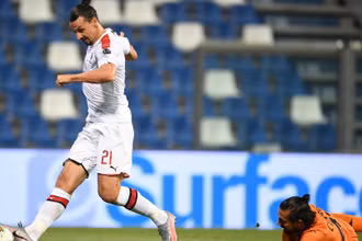 Thủ môn Consigli bất lực nhìn Ibrahimovic đưa bóng vào lưới. ( Ảnh: Serie A)