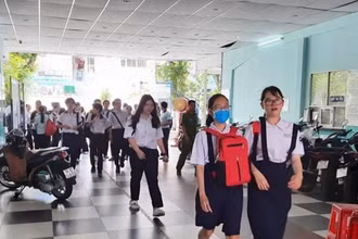 Các thí sinh tại điểm thi Trường THCS Colette, quận 3, TP Hồ Chí Minh, ngày 17-7.