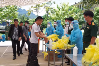 Các công dân thực hiện các thủ tục theo quy định trước khi vào khu cách ly tập trung.