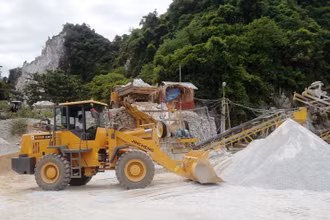 Khai thác đá vôi phục vụ sản xuất xi-măng tại Quảng Bình.