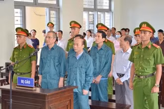 Các bị cáo tại phiên tòa xét xử vụ án “Vi phạm các quy định về quản lý đất đai” xảy ra trên địa bàn TP Phan Thiết (Bình Thuận).