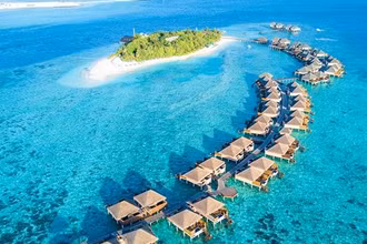 Maldives nổi tiếng với những khu nghỉ dưỡng nằm giữa biển xanh (Ảnh: CGTN)