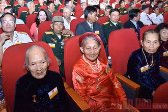 Các Bà mẹ Việt Nam Anh hùng dự Hội nghị biểu dương người có công với cách mạng tiêu biểu toàn quốc dịp kỷ niệm 70 năm Ngày Thương binh - Liệt sĩ (Ảnh tư liệu: Đăng Khoa).