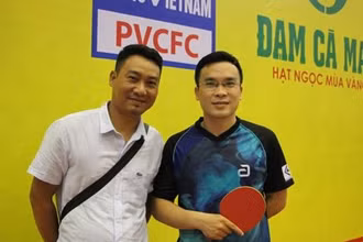 Trần Huy Bảo chụp hình với người hâm mộ tại Giải vô địch bóng bàn toàn quốc Báo Nhân Dân lần thứ 38, năm 2020.