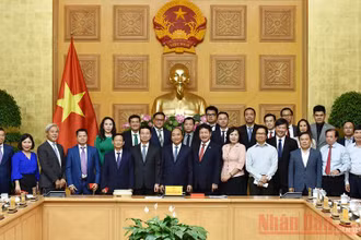 Thủ tướng Nguyễn Xuân Phúc với lãnh đạo các doanh nghiệp tiêu biểu.