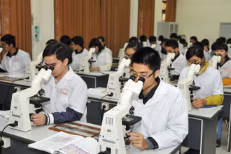 Sinh viên Đại học Y hà Nội trong giờ học thực hành.