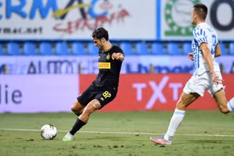 Antonio Candreva mở tỷ số cho Inter Milan trong chuyến làm khách trên sân của SPAL. (Ảnh: Reuters) 