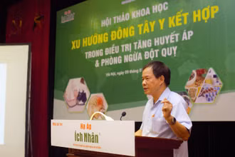 GS, TS Nguyễn Văn Thông cung cấp thông tin tại hội thảo. 